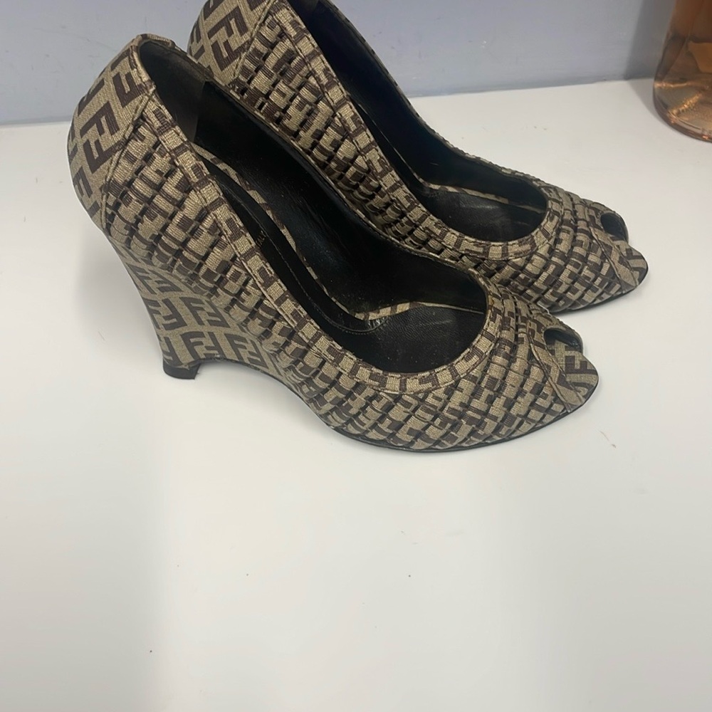 FENDI Women's Black and Tan Pumps. Size 5 - Picture 8 of 11